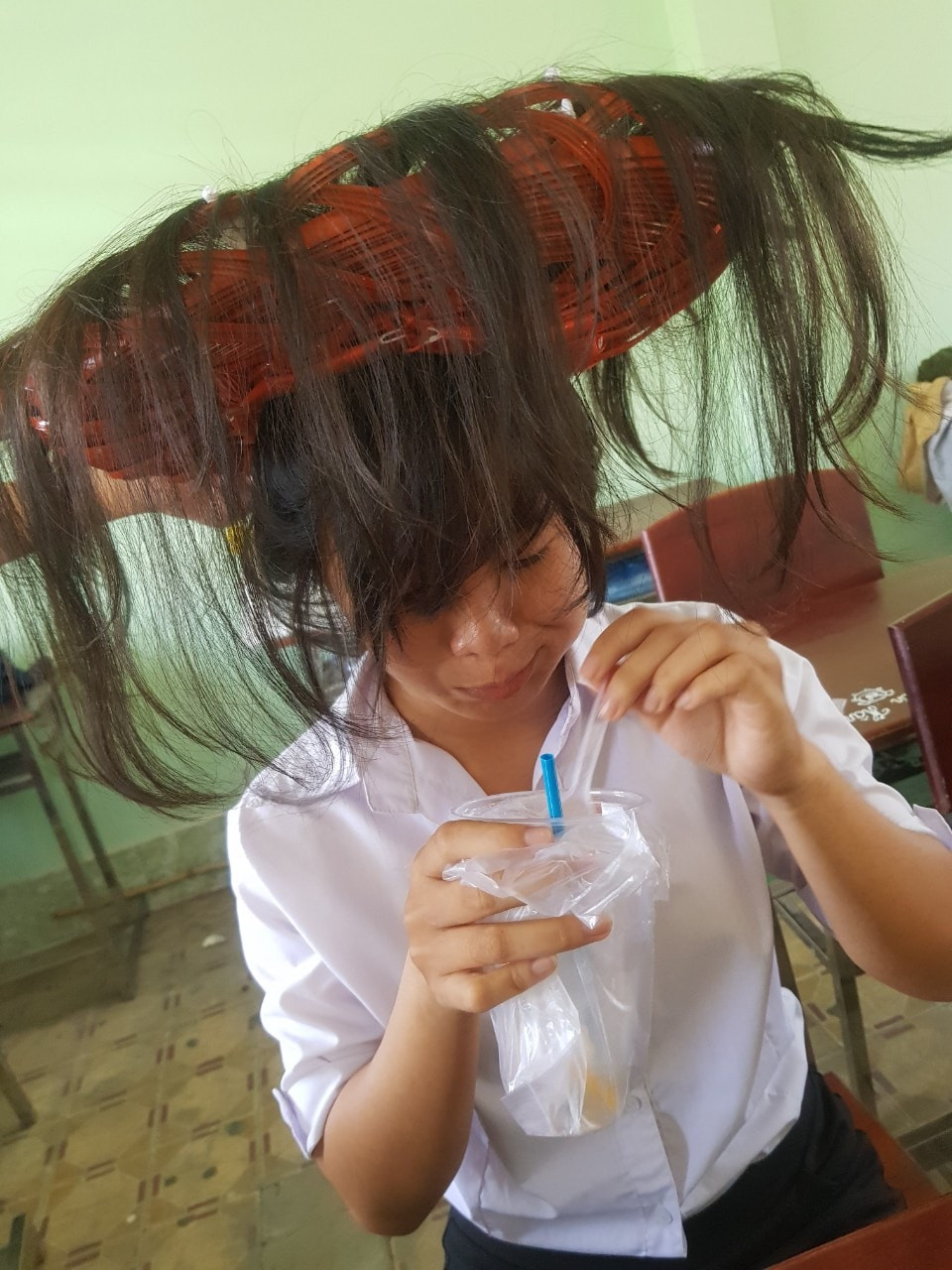 Nương nương đại giá quan lâm bên ly trà sữa, mái tóc của nương nương thách thức mọi stylist nhé!