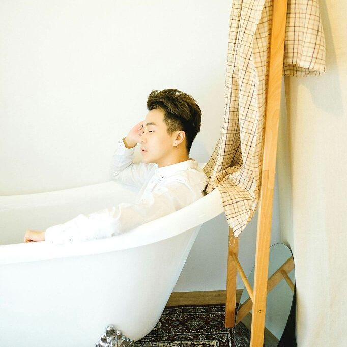 Mạnh Thuỵ trong một buổi chụp ảnh thời trang tại studio.