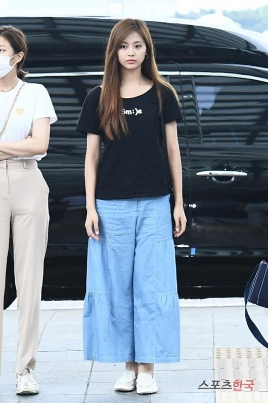Tzuyu ưa chuộng những item thoải mái như quần ống rộng, chân váy midi. Tuy nhiên, cách mix đồ của cô nàng lại khá đơn giản, khiến tổng thể thiếu điểm nhấn nhất là khi xuất hiện bên cạnh nhiều thành viên có gu ăn mặc của TWICE. 