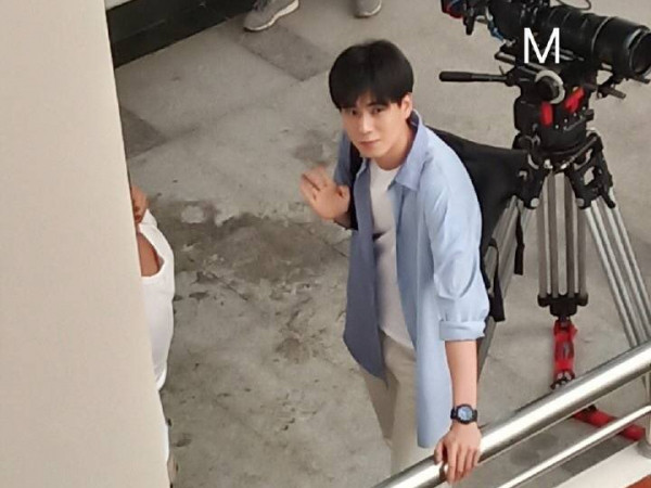 Hồ Nhất Thiên tại phim trường: Toát nên vẻ ngoài của một chàng nam thần đẹp trai, học giỏi, chơi thể thao tốt.