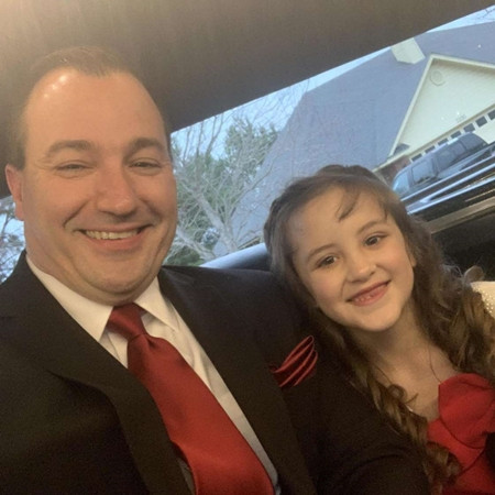 Chú Harvey và Avey mặc trang phục “đồng điệu” để đi dự tiệc ở trường.