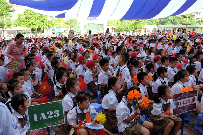 Quá tải sĩ số lớp học đang là một trong những trở ngại khi thực hiện chương trình mới. ẢNH: GIA CÍNH.