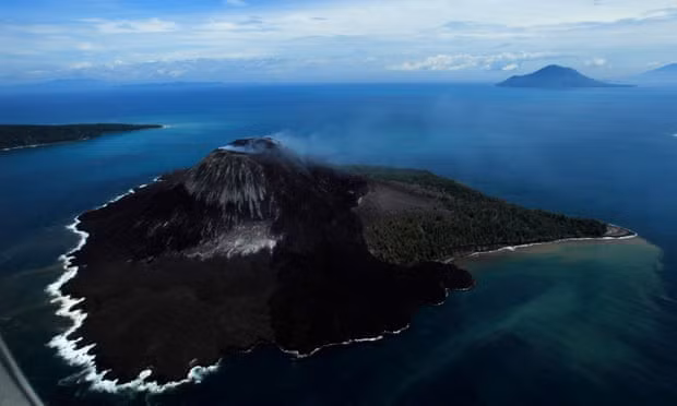 Núi lửa Krakatoa tại eo biển Sunda. Ảnh: Reuters.