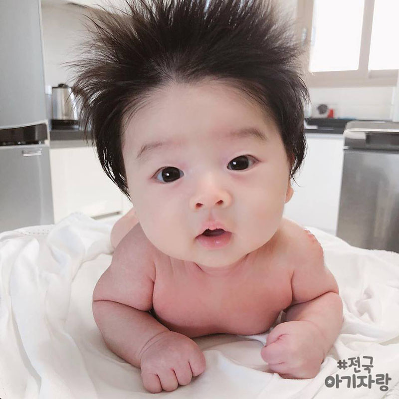 Cậu bé Minggu đến từ xứ sở kim chi, dù chỉ mới khoảng 8 tháng tuổi nhưng đã sở hữu loạt biểu cảm đáng yêu muốn xỉu.