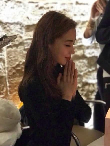 Nụ cười ngọt ngào này, ai cũng chỉ muốn ngắm mãi.