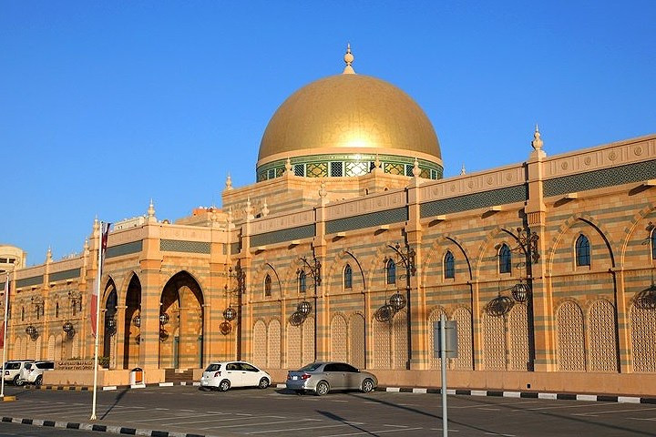 Bảo tàng Văn minh Hồi giáo Sharjah tập trung vào lịch sử và văn hóa Hồi giáo. Bản thân tòa nhà này cũng có kiến trúc rất đẹp đặc trưng cho Hồi giáo.