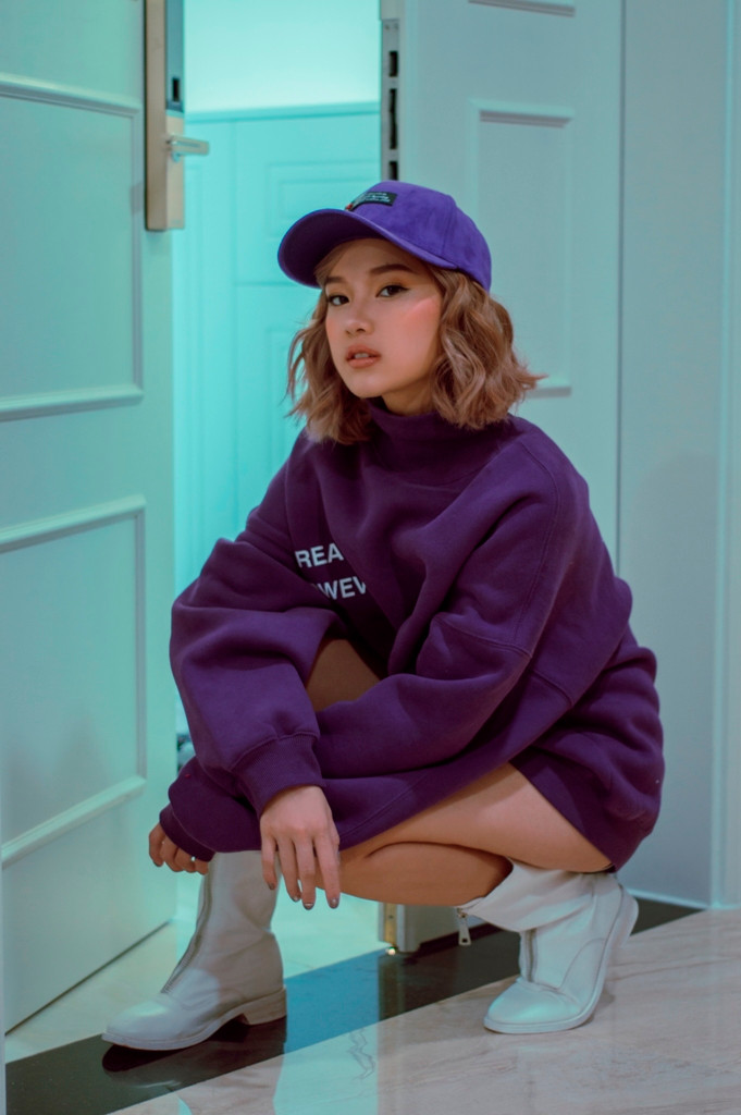 Thay vì chọn giày thể thao, Hoàng Yến thay thế bằng bốt ngắn cổ nhưng vẫn tạo nên sự năng động và cá tính.