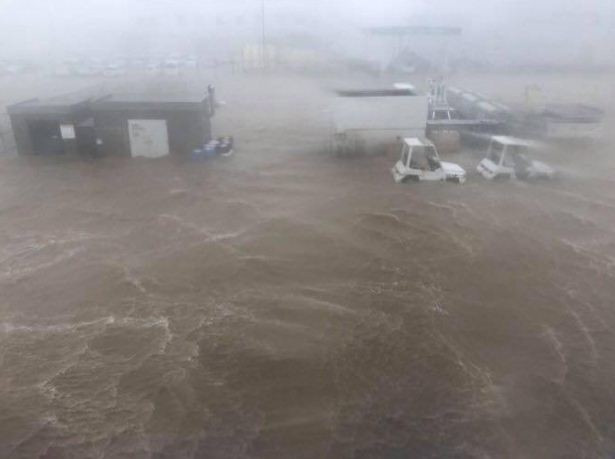 Sân bay chìm trong biển nước.