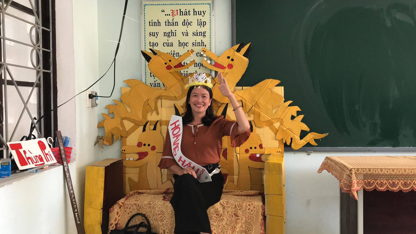 Cô Lợi dạy Lịch sử vô cùng thần thái bên chiếc ghế.