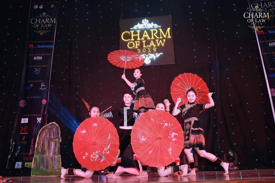 Tiết mục múa Men say chợ tình mang đậm âm hưởng Đông Bắc của nữ sinh Vương Kiều Linh.