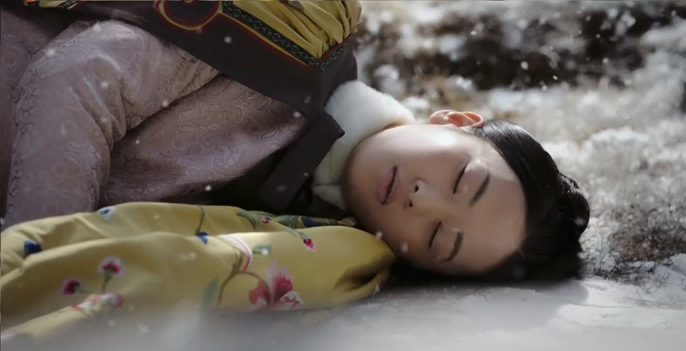 Cao Hi Nguyệt lại gục ngã trên nền tuyết trắng xóa lạnh buốt.