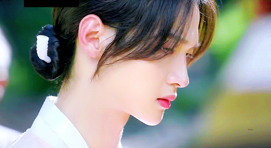 Khi The Tale of Nokdu "bật mí" tạo hình của các diễn viên, khán giả đã hoa mắt vì không phân biệt được đâu là nữ chính, vì Jang Dong Yoon có màn hóa thân quá xuất sắc.