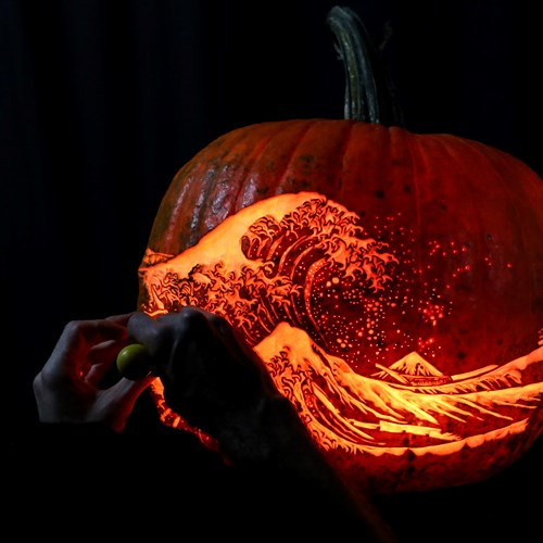 rong vòng 10 năm qua, Marc Evan và người bạn “nối khố” Chris Soria đã “kiếm bộn” nhờ nghề khắc bí ngô, đặc biệt là vào dịp lễ Halloween