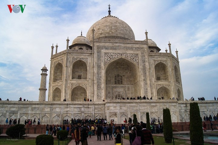 Cận cảnh khu lăng mộ, nơi yên nghỉ của nữ hoàng và cả hoàng đế Shan Jahan sau này.