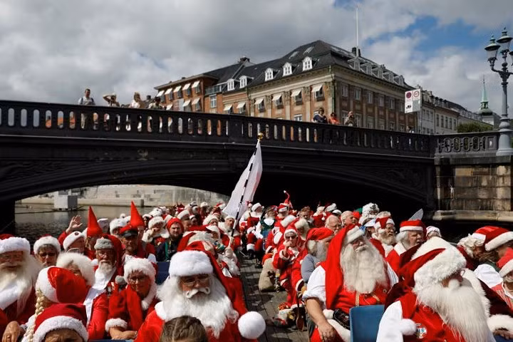 Các ông già Noel tập trung trên một con thuyền để thưởng ngoạn phong cảnh ở Copenhagen.