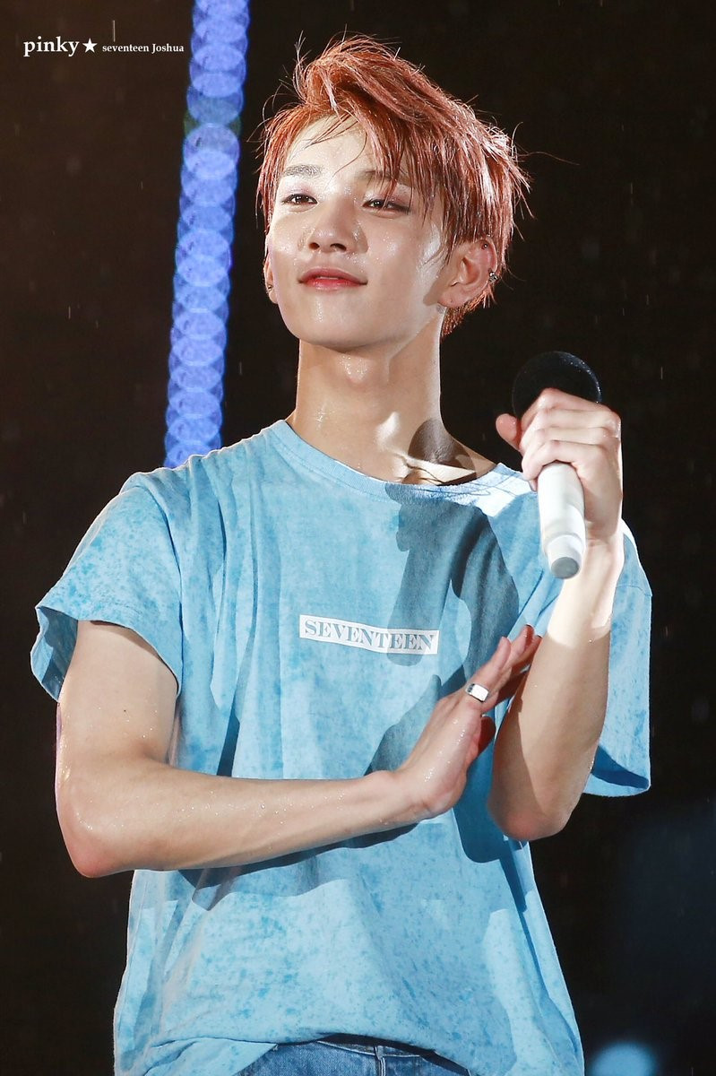 Joshua (Seventeen) vẫn tươi roi rói dù mồ hôi ướt sũng người.
