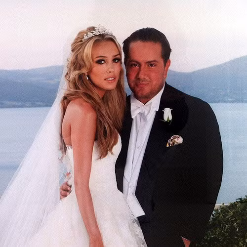 Petra Ecclestone, con gái của tỷ phú F1 Bernie Ecclestone đã diện chiếc váy cưới 140.000 USD (3,2 tỷ VNĐ) của hãng thời trang cưới nổi tiếng Vera Wang trong đám cưới với doanh nhân người Anh James Stunt.