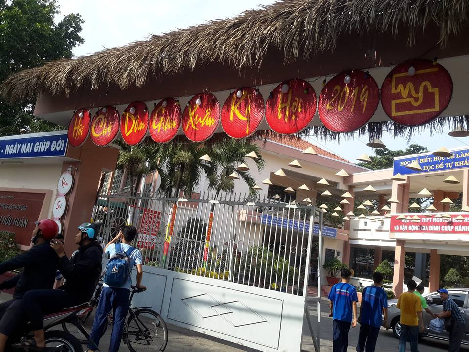 Để có được những chiếc đèn lung linh này là cả một quá trình của các thầy tổ Vật lí