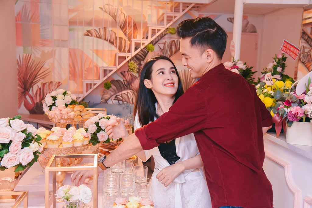 Chứng kiến sự nghiệp hiện tại cùng cuộc sống hôn nhân hạnh phúc của Tú Vi, nhiều khán giả đã không giấu được sự ngưỡng mộ với những gì mà cô đã đạt được khi chỉ mới 32 tuổi.