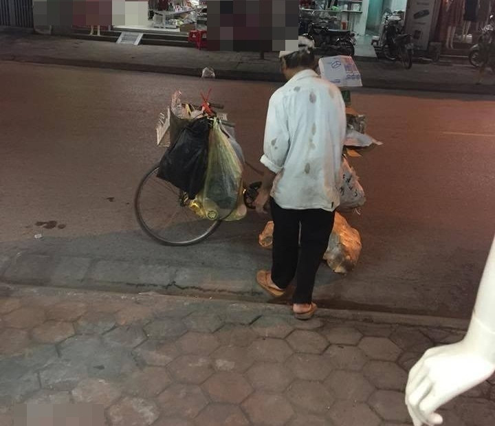 Món quà nhỏ bé nhưng lại mang đầy ý nghĩa khiến nhiều người xúc động. Món quà nhỏ bé nhưng lại mang đầy ý nghĩa khiến nhiều người xúc động.