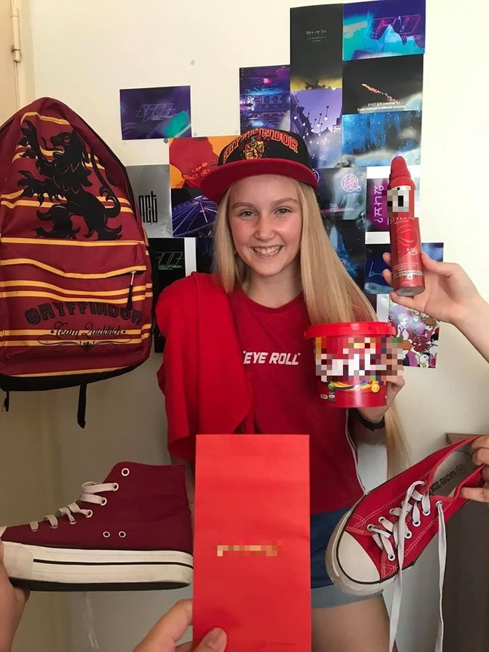 Màu đỏ rực lửa.