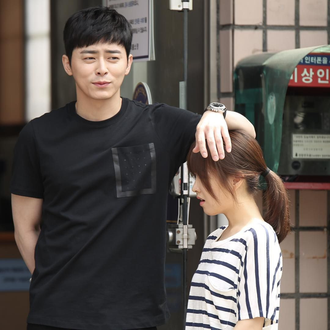 Người yêu tôi thấp đến nỗi tôi gác tay lên được luôn này.