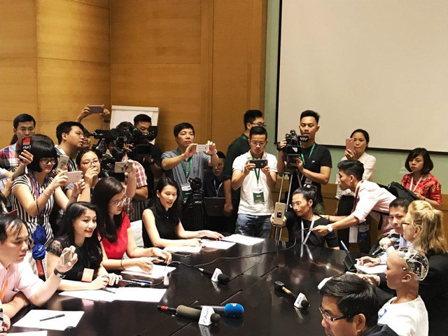 Báo giới Việt Nam dành sự quan tâm đặc biệt cho robot có quyền công dân đầu tiên Sophia. 