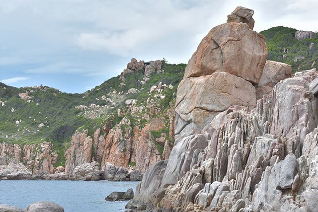 Những vách đá dựng đứng hoặc xếp chồng lên nhau do quá trình bào mòn của tự nhiên.