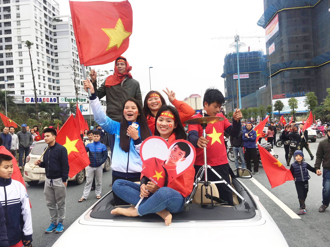 Hà Nội: Hàng chục ngàn người đổ xuống đường và lên sân bay đón U23 Việt Nam trở về ảnh 9