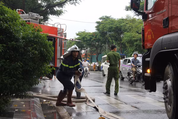 Lực lượng PCCC tới hiện trường dập lửa cứu người.
