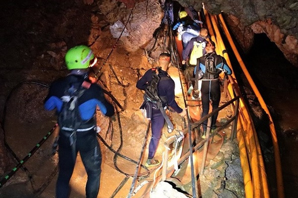 Đội thợ nhái đi vào vị trí các nạn nhân đang được tập trung. (Ảnh: EPA)