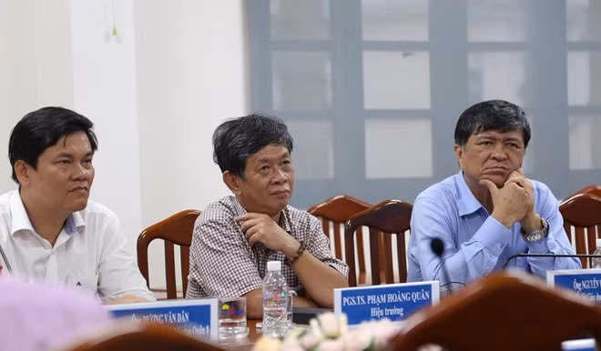 Một lãnh đạo Sở GD-ĐT TP.HCM (phải) trong buổi tọa đàm diễn ra tại Trường ĐH Sài Gòn. Ảnh: BẢO HÂN.