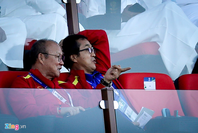 Ông Park trao đổi rất nhiều với trợ lý Lee về các diễn biến trên sân.