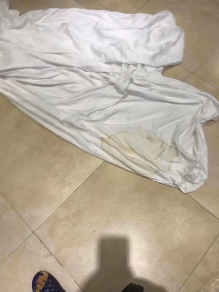 Vết bẩn trên chăn bị quản lý X. Villas tính giá phạt lên tới 2 triệu đồng. Ảnh: Facebook Nguyen Kim Ngan.