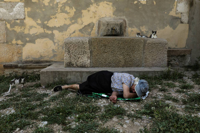 Bà Sinforosa chợp mắt buổi trưa.