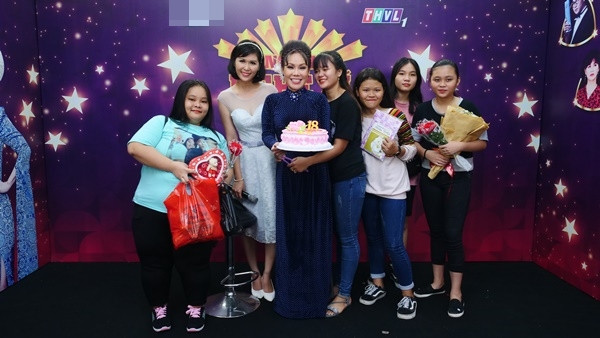 Các fan chúc mừng sinh nhật Việt Hương.