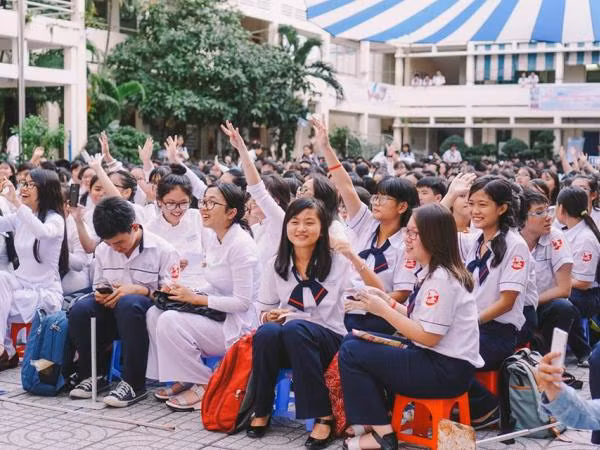 Bạn nào cũng cười tươi roi rói và không quên ghi lại khoảnh khắc này