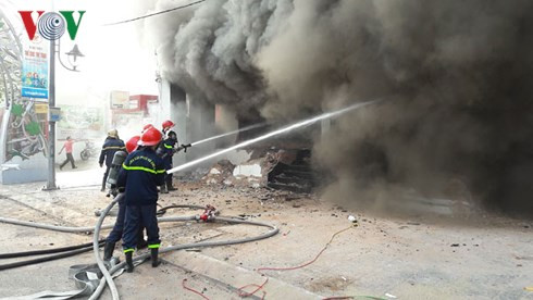 Lực lượng cứu hỏa nỗ lực dập lửa.