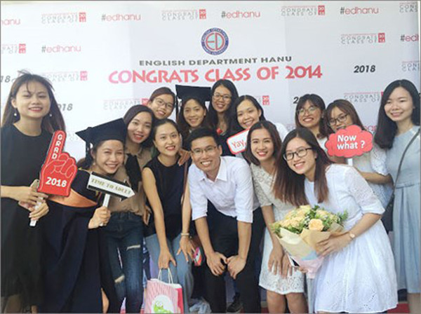 Phương Anh (áo trắng hàng đầu) chụp ảnh cùng bạn bè trong lễ tốt nghiệp năm 2018 (ảnh: NVCC)