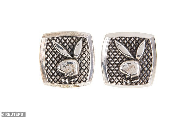 Một cặp khuy cài tay áo từng được ông Hefner sử dụng có giá ước tính từ 200-400 USD.