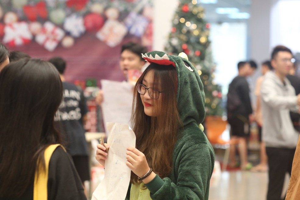 Cô bé bán rong đáng yêu.