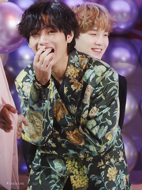 Và khi anh chàng cười tươi rạng rỡ, thì visual càng đỉnh cao hơn nữa. Quả không hổ danh là chàng trai có gương mặt đạt tỷ lệ vàng.