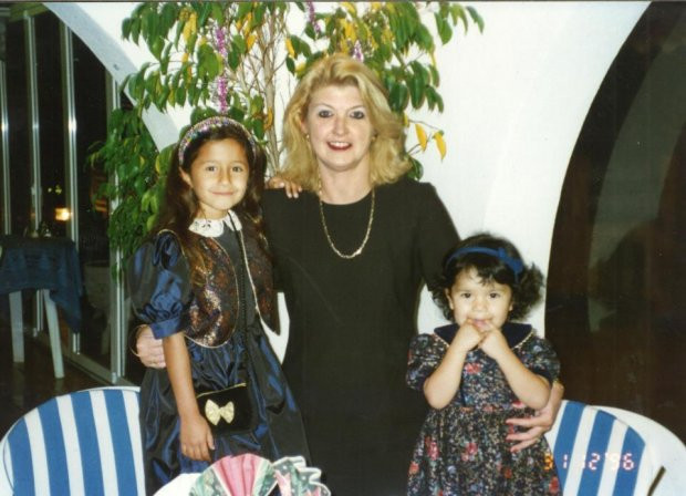 Christina cùng mẹ nuôi và em gái.