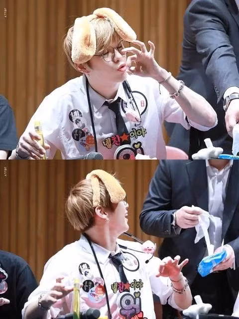 Anh vệ sĩ của Kang Daniel cũng rất có tâm và chu đáo. Thấy fan bị dính nước bong bóng do Kang Daniel thổi, anh ấy nhanh chóng lấy giấy ăn đưa cho fan này.