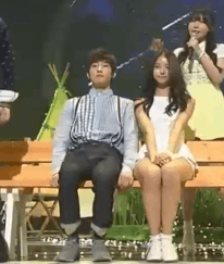 Wonwoo (SEVENTEEN) vụng về khoác vai Nayoung (PRISTIN).