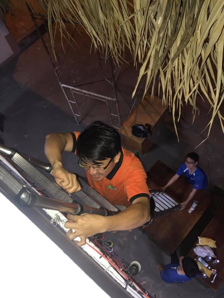 Các thầy ở lại tận hơn 11 giờ đêm để chuẩn bị cùng teen