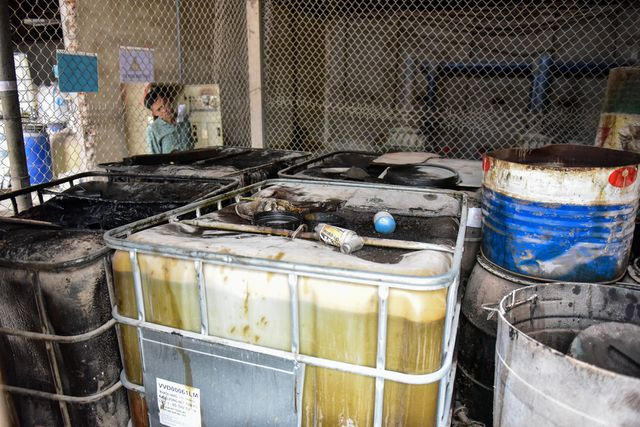 Phía trong công ty, còn nhiều dầu thải chất đống ngổn ngang.