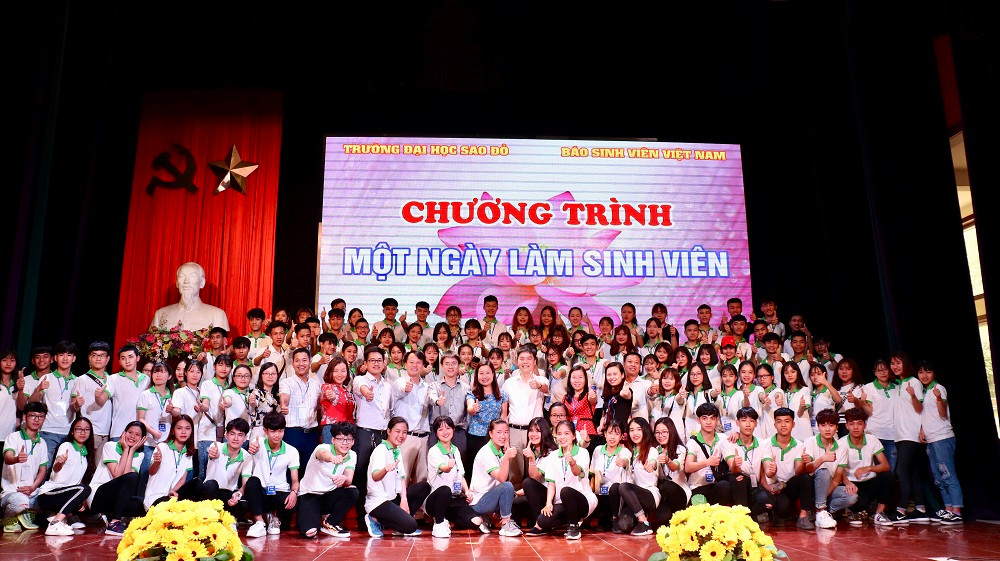 Đông đảo học sinh từ các trường Phổ thông Bắc Ninh, Bắc Giang, Quảng Ninh, Bắc Ninh về tham gia.