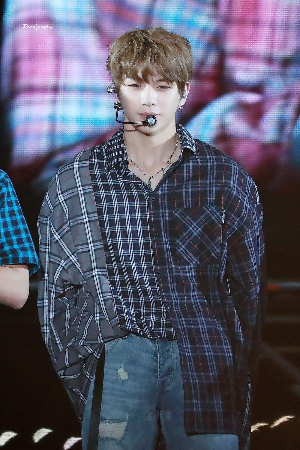 Bí quyết để có bờ vai trong mơ thế này, là nhờ Kang Daniel rất chăm chỉ tập chống đẩy hàng ngày đấy.