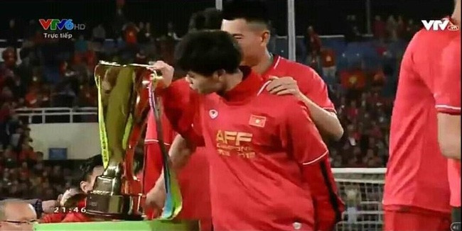 Công Phượng quan sát chiếc Cúp vàng AFF Cup 2018. (Ảnh: Chụp màn hình)